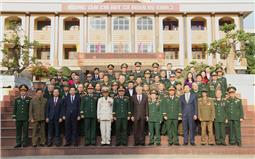 Phó Thủ tướng Thường trực Chính phủ Nguyễn Hoà Bình trao danh hiệu Anh hùng LLVT nhân dân cho Trung đoàn 21